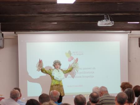 Scopoli pripoveduje o dvojem življenju v Idriji